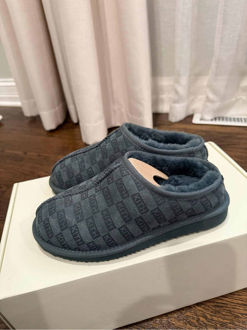KITH Monogram Shearling Slippers – Women’s Size 7 – NEW